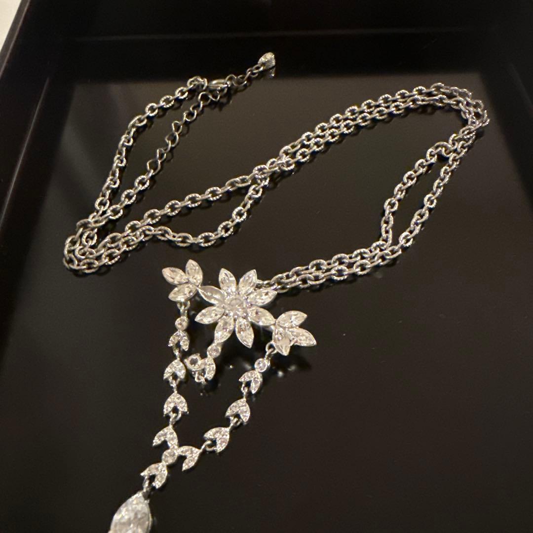 フォクシー花モチーフ ロングネックレス、ブローチ