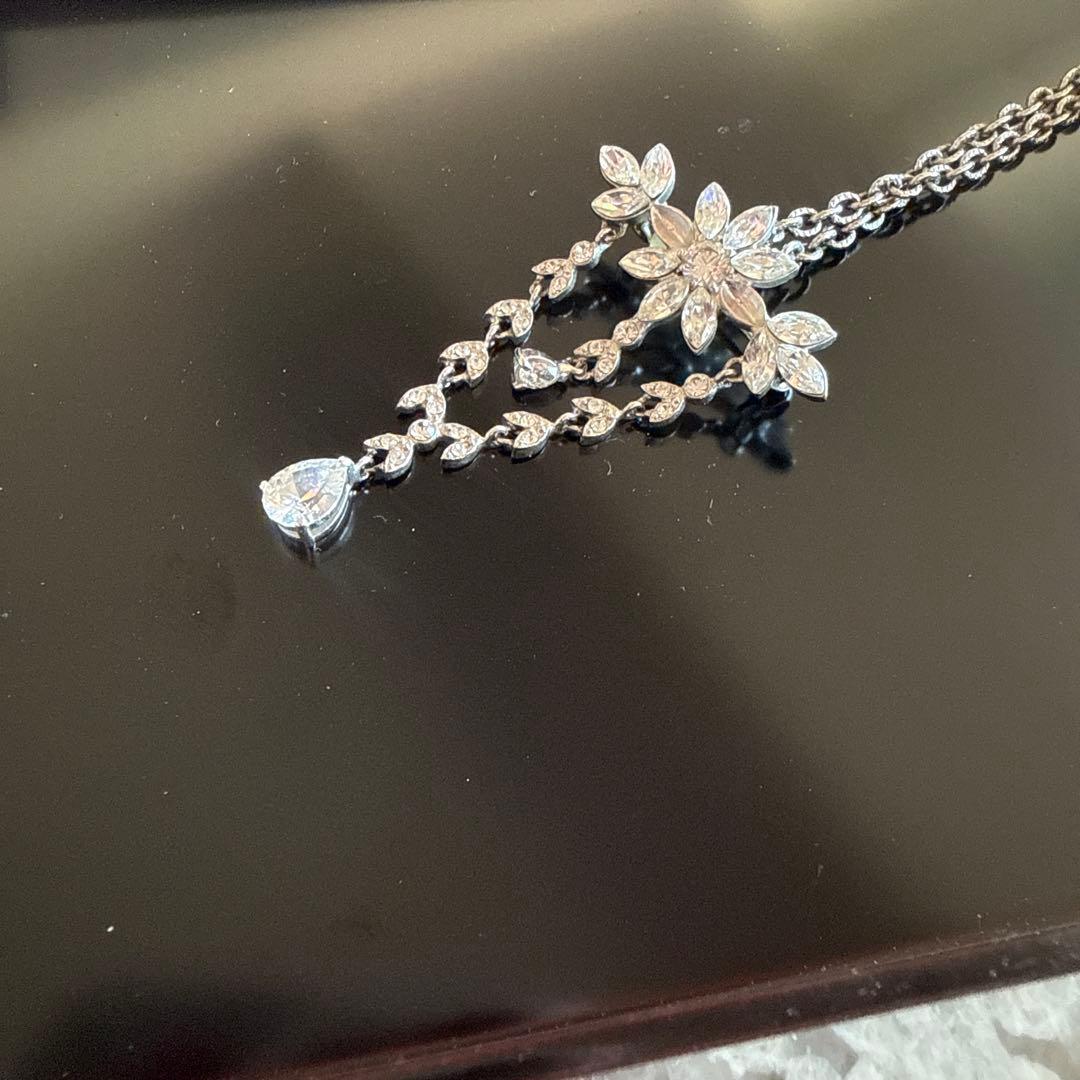 フォクシー花モチーフ ロングネックレス、ブローチ