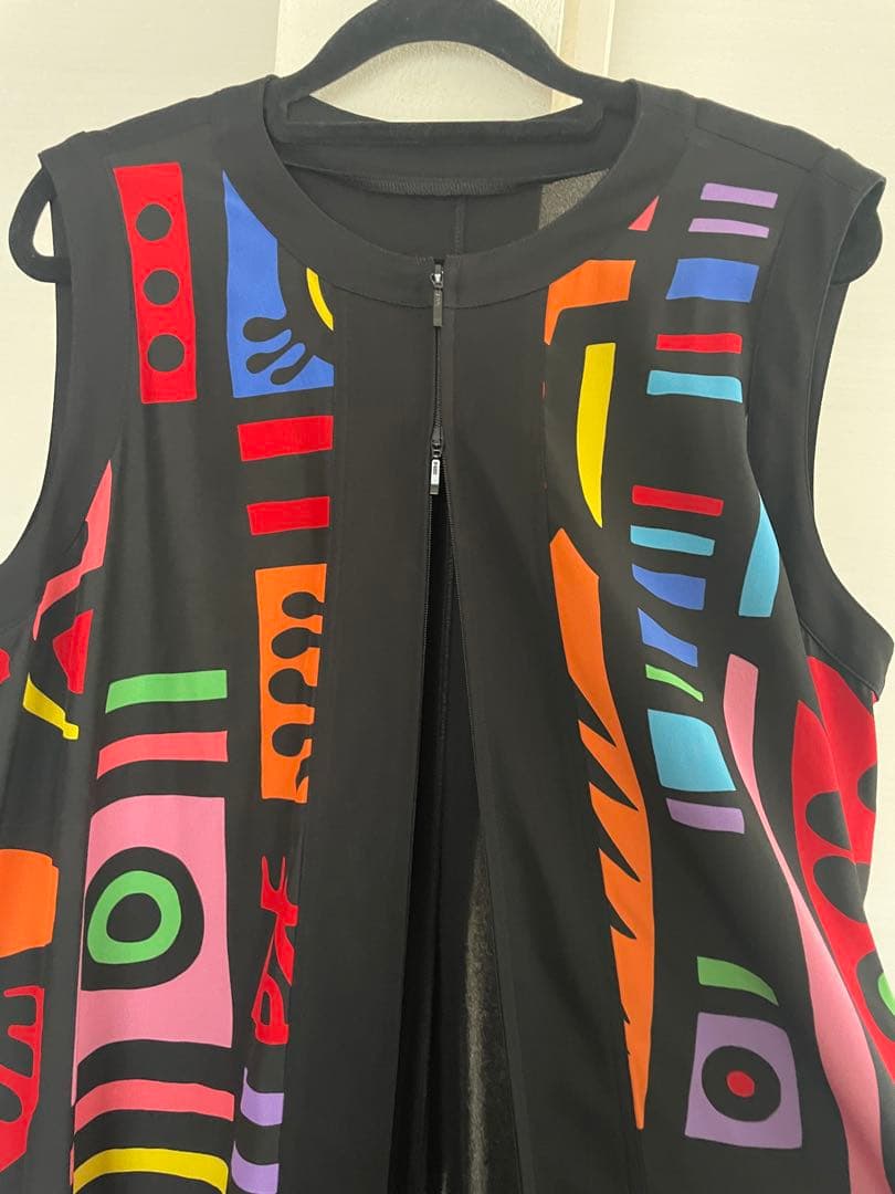 トクコプルミエヴォル/多色幾何学模様ノースリーブチュニックジレ