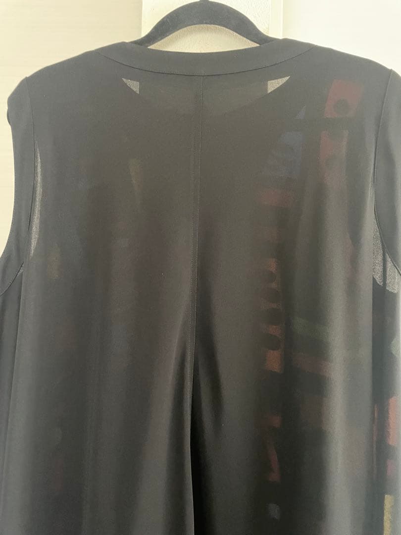 トクコプルミエヴォル/多色幾何学模様ノースリーブチュニックジレ