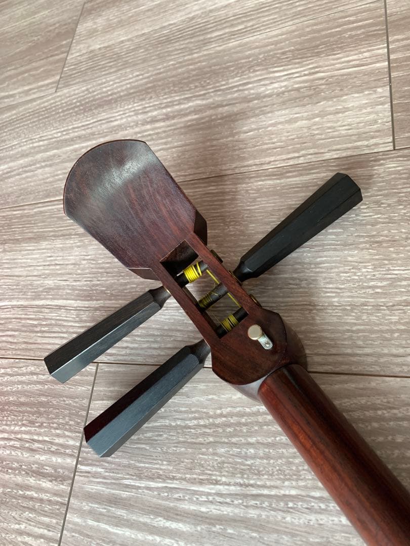 津軽三味線本体皮破れなし天神欠けかんべりなし紅木東さわりありバチハードケース付き