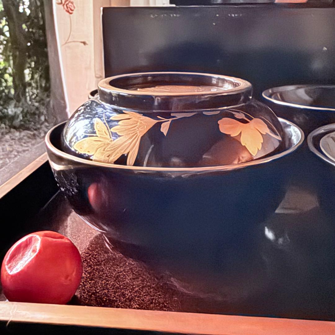 2215様感謝‼️めでたい吉兆JAPAN 特産　輪島塗天然木『菊&蝶』金縁黒椀2客