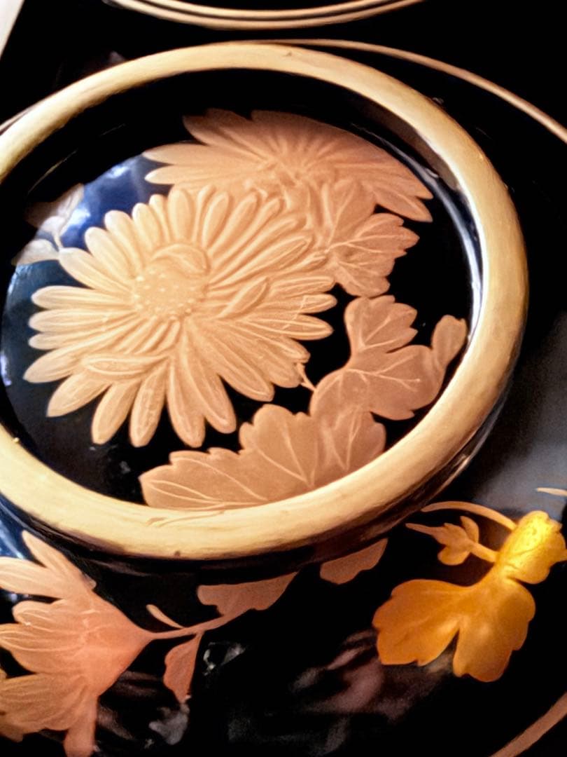2215様感謝‼️めでたい吉兆JAPAN 特産　輪島塗天然木『菊&蝶』金縁黒椀2客