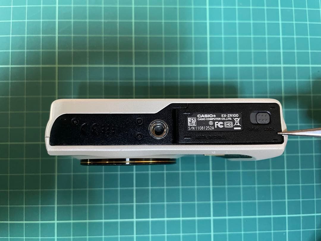 CASIO EXILIM EX-ZR100 ホワイト [電池挿入ふたロック不良]