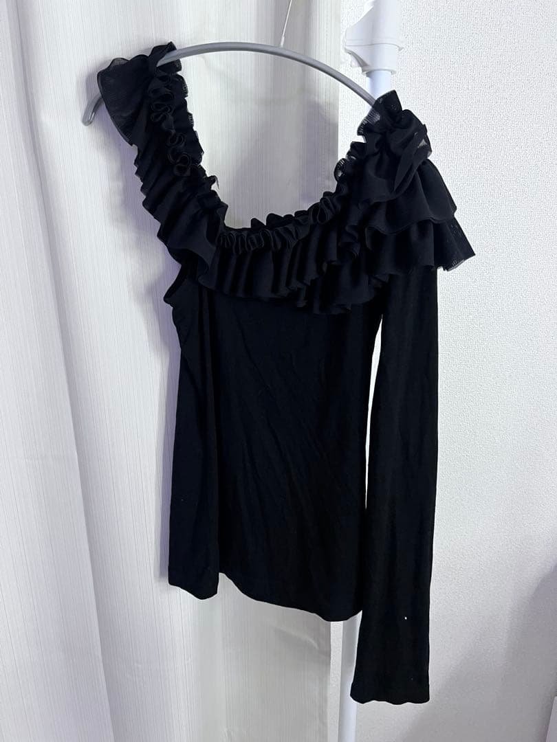 ワンショルダー　フリルトップス