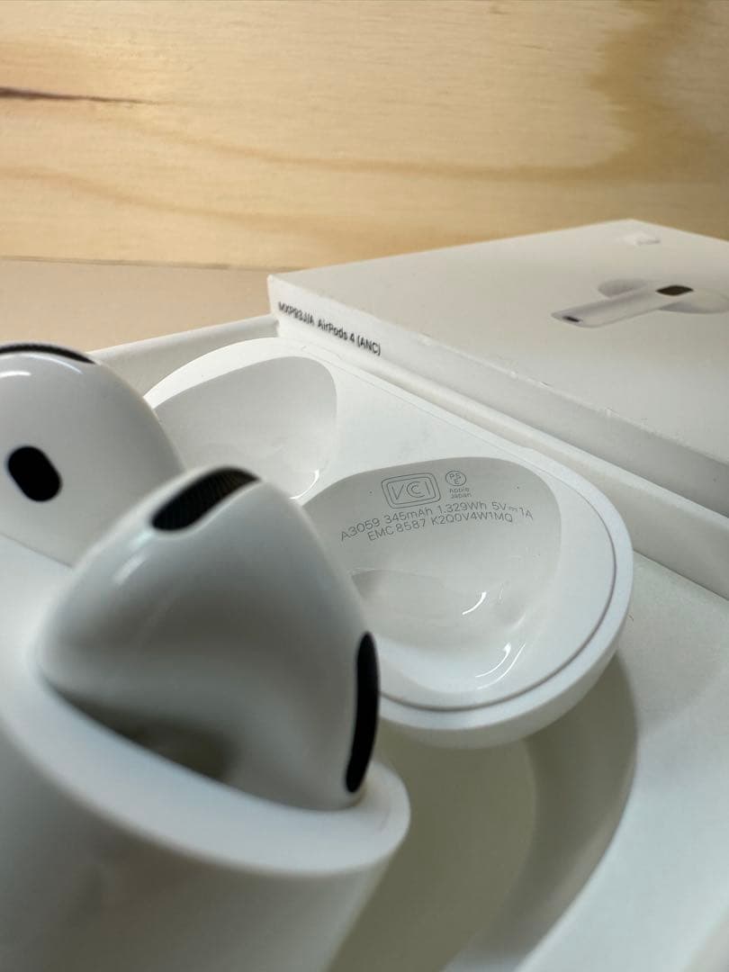 【美品】AirPods 4 ANC搭載モデル MXP93J/A 4W1MQ