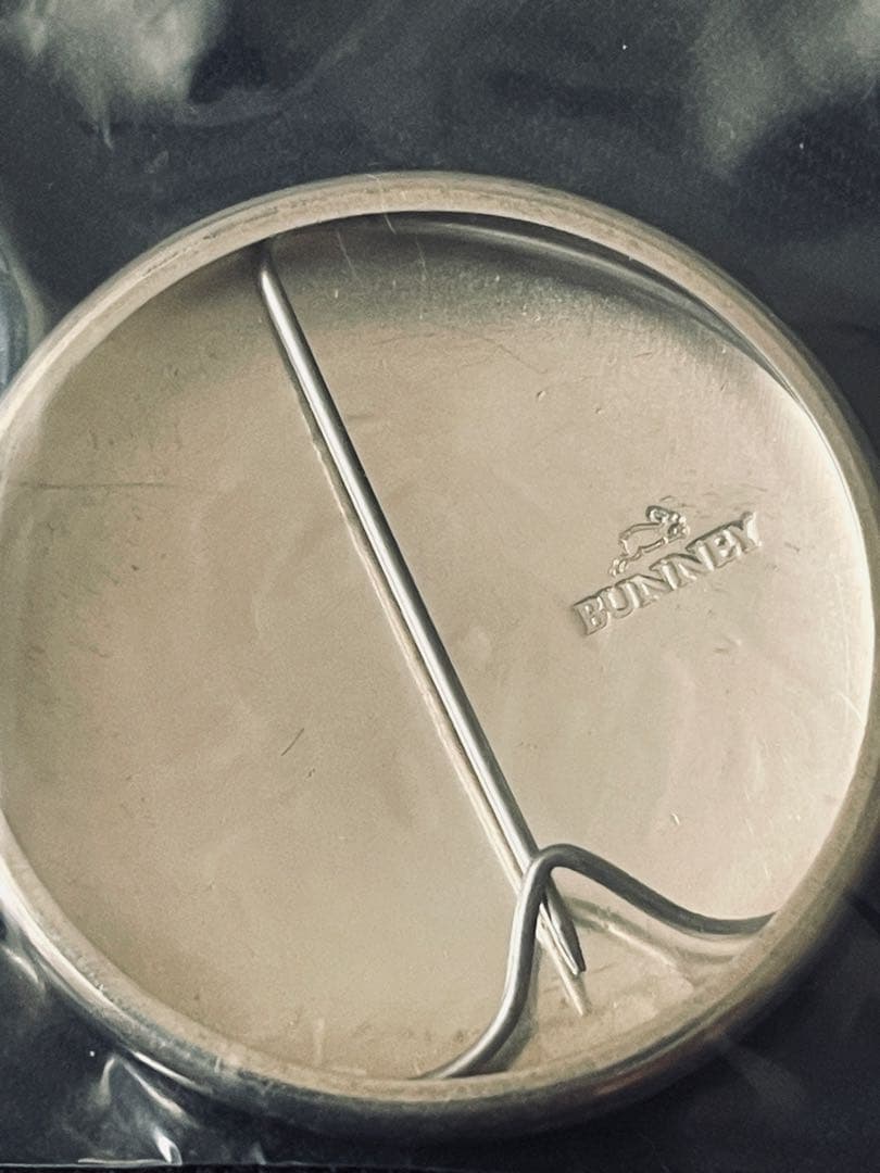 ひ*ー様 undercover bunny シルバー バッジ