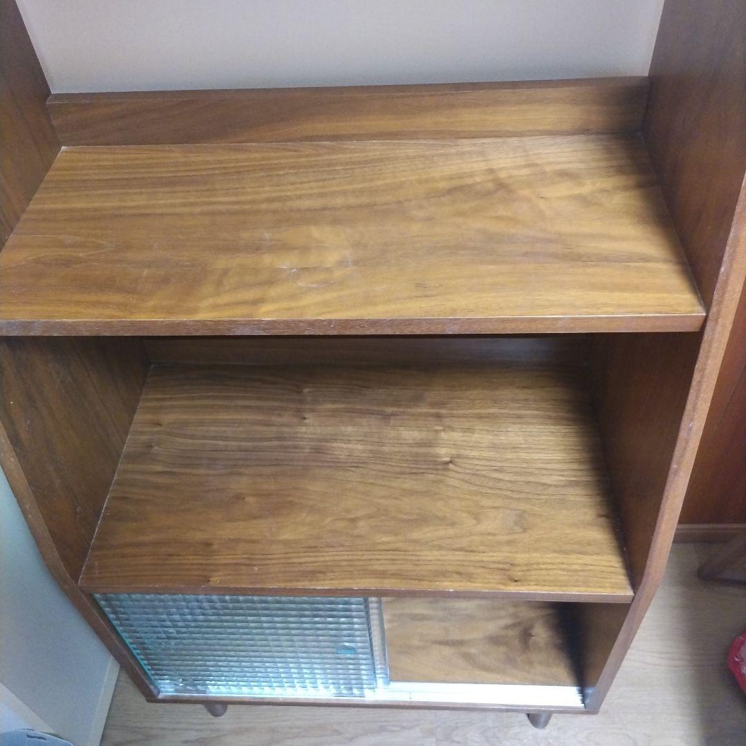 ブラウン木製キャビネット ガラス扉付き