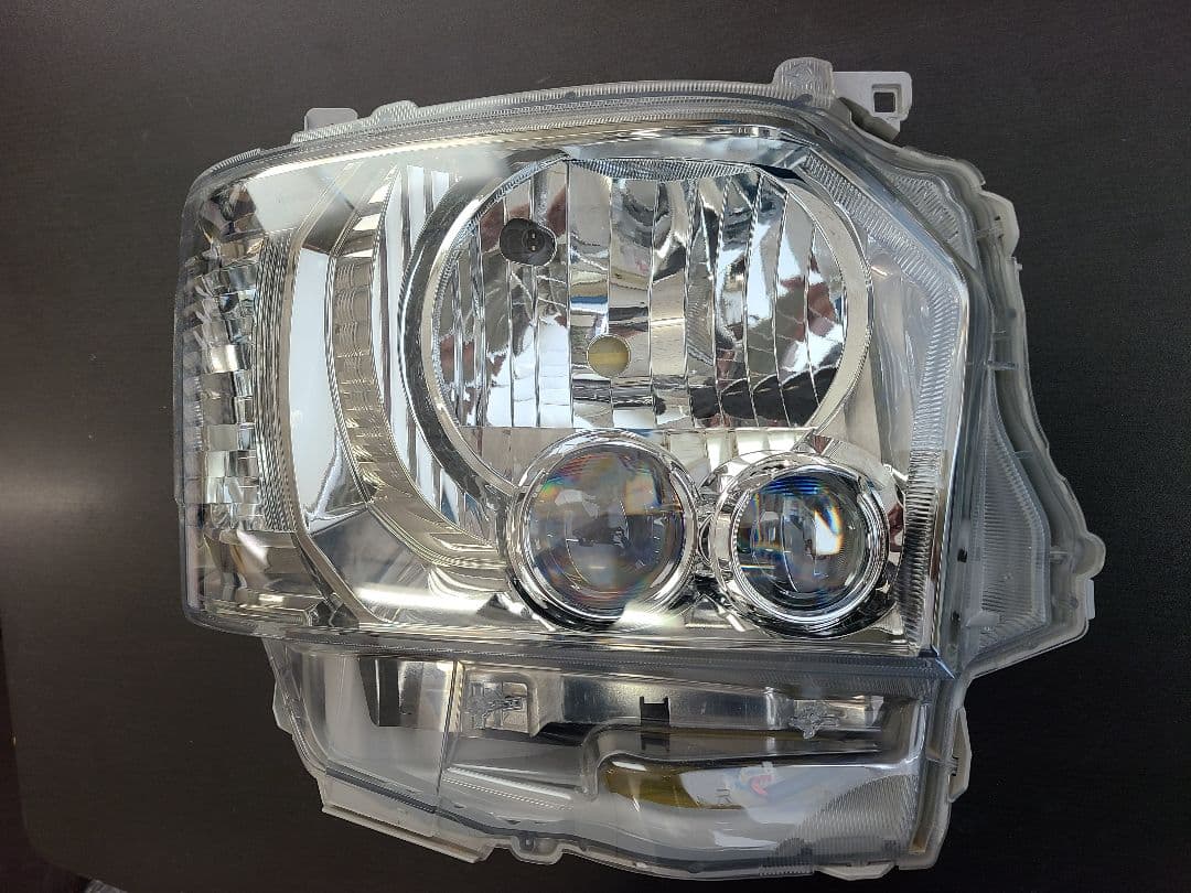 ハイエース　純正LED ヘッドライト 右側