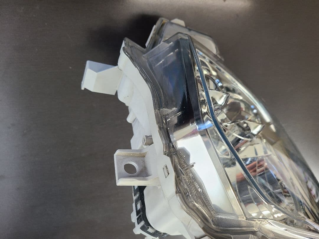 ハイエース　純正LED ヘッドライト 右側