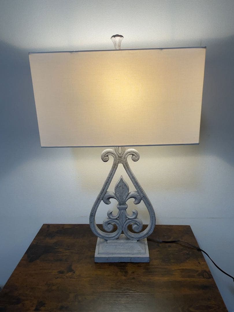 フルール・ド・リス テーブルランプ 照明　クレストビュー・コレクション