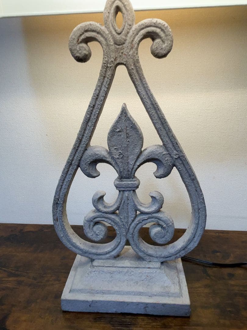 フルール・ド・リス テーブルランプ 照明　クレストビュー・コレクション