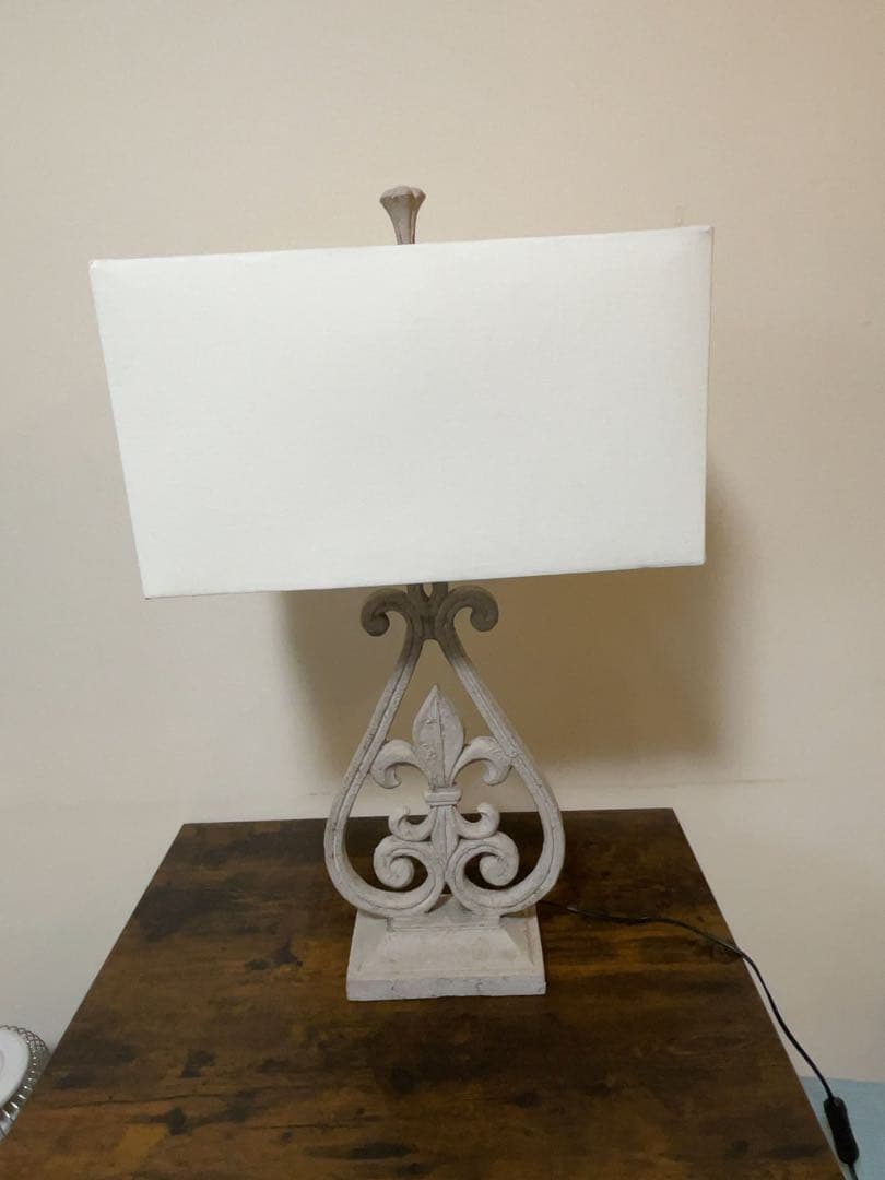 フルール・ド・リス テーブルランプ 照明　クレストビュー・コレクション