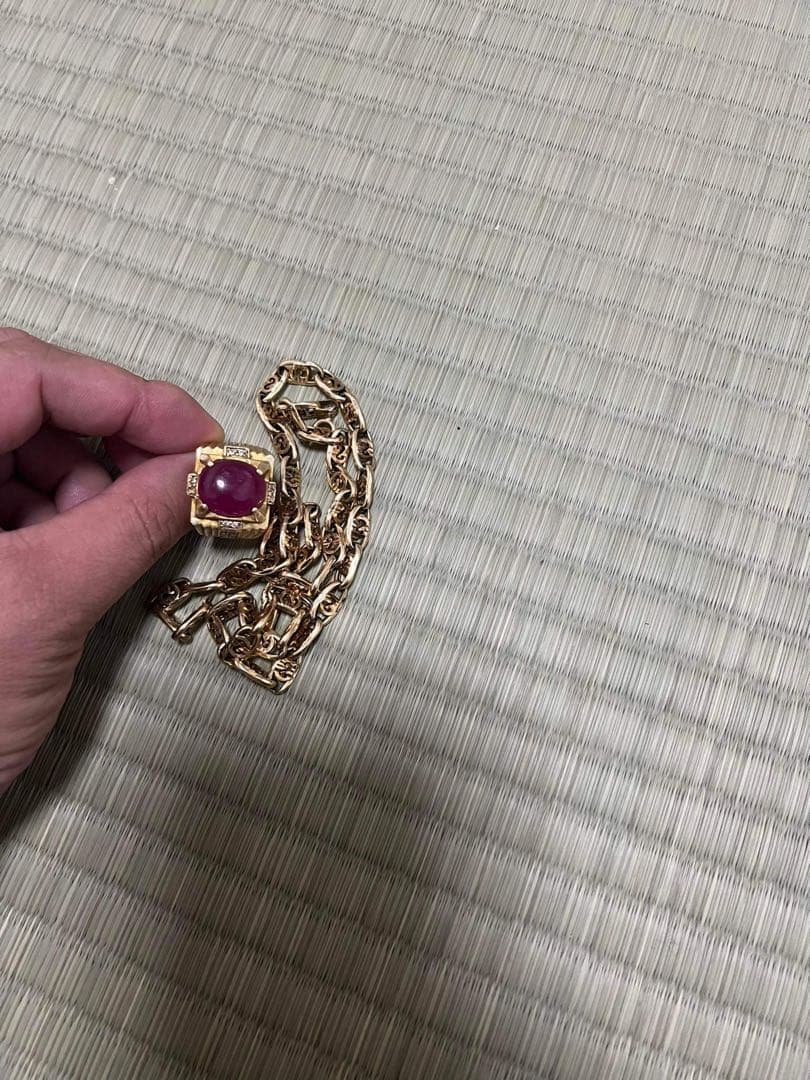 金の指輪と金のネックレス