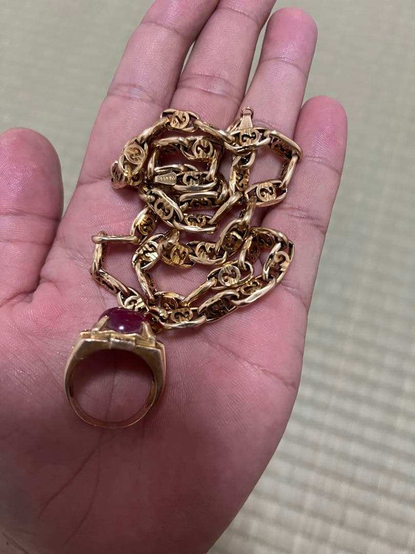 金の指輪と金のネックレス