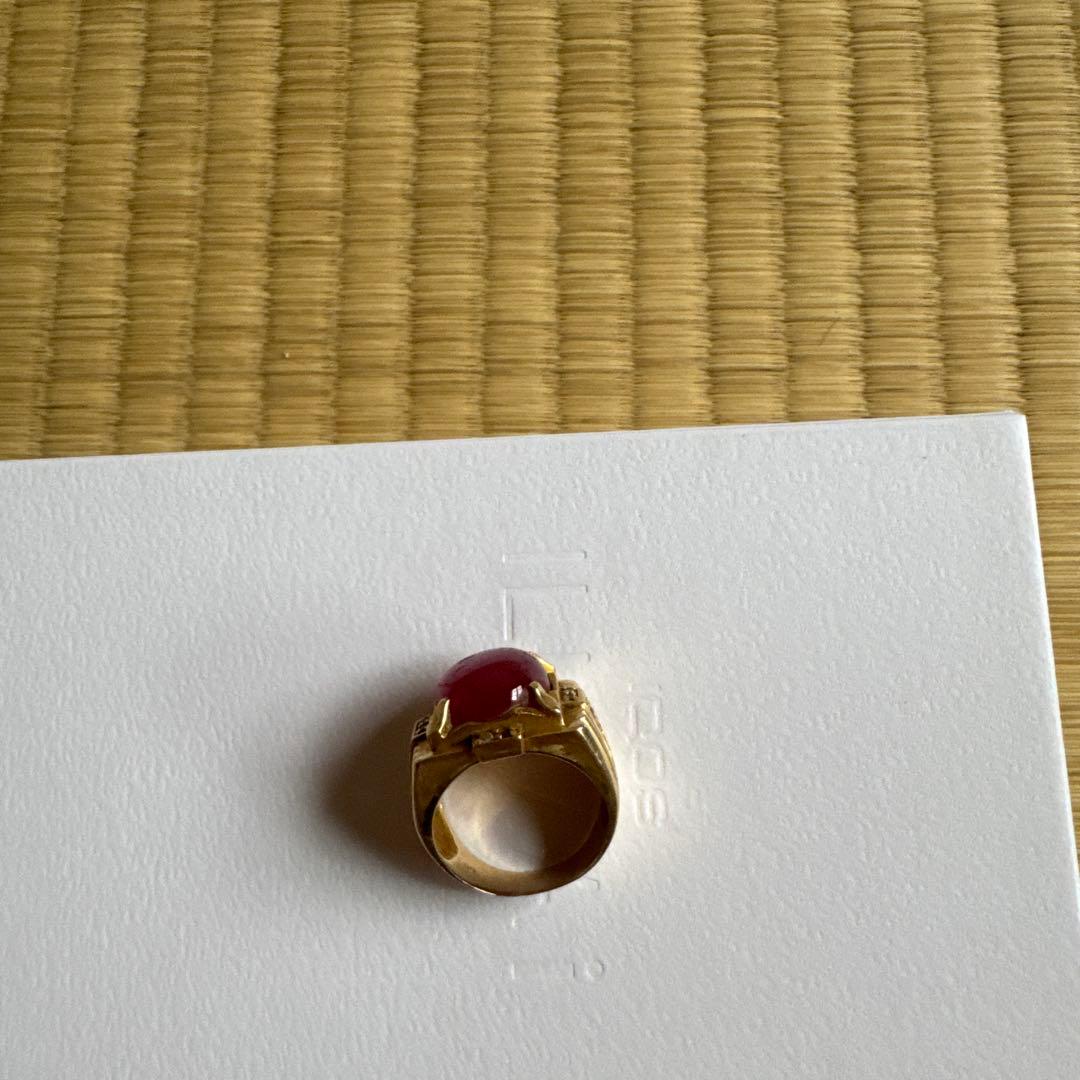 金の指輪と金のネックレス