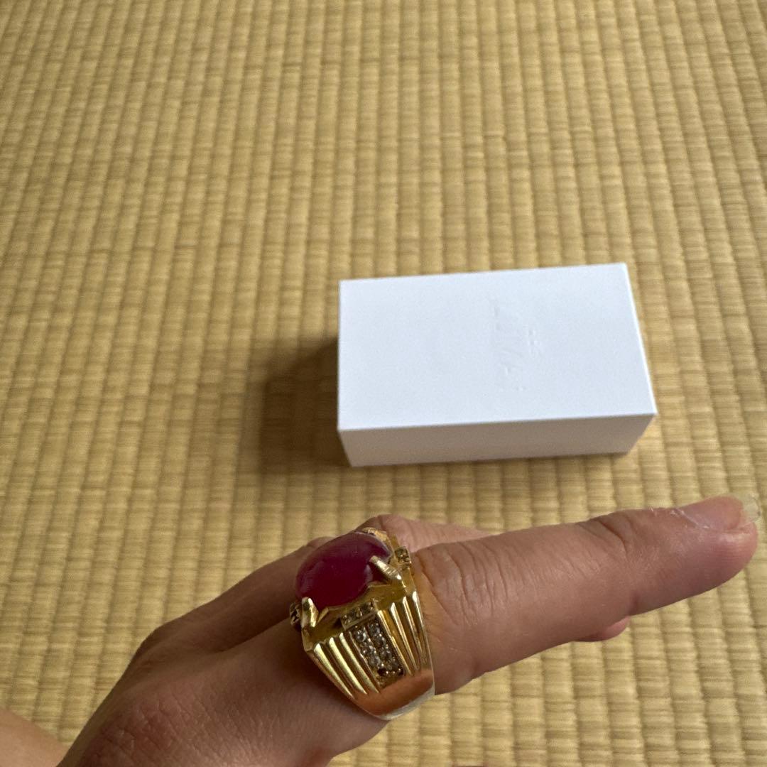 金の指輪と金のネックレス