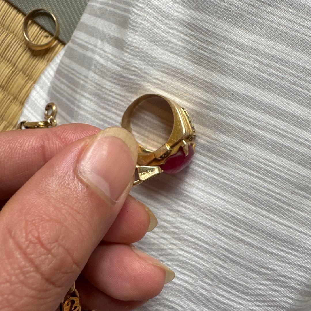 金の指輪と金のネックレス