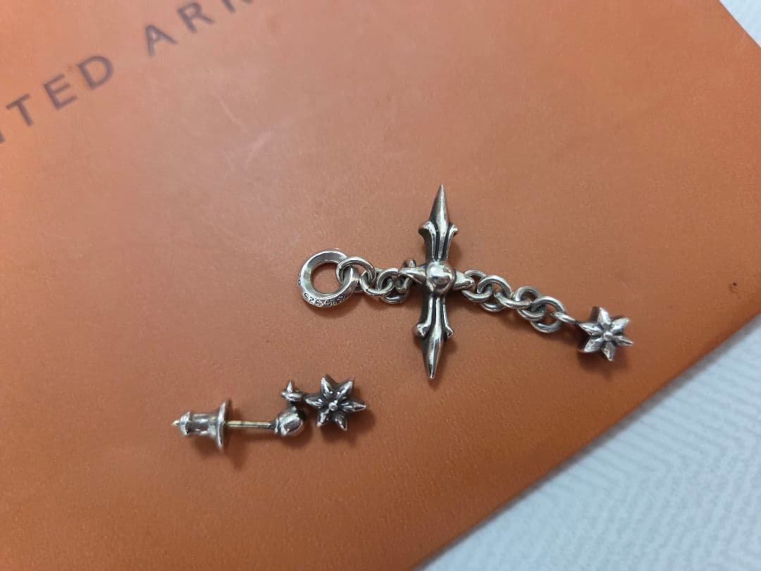 b*d様 CHROME HEARTS★タイニースタードロップピアス★ローリークロ