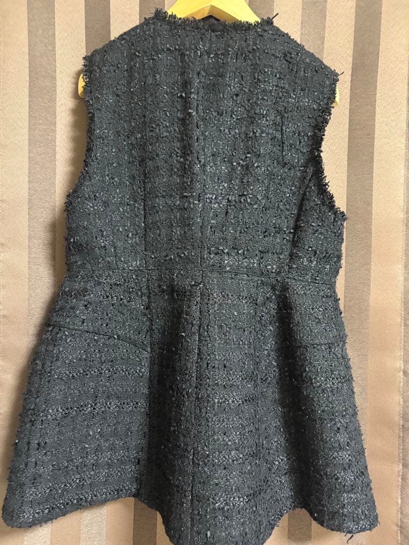 アルページュストーリー　ツイードペプラムジレ　ブラック