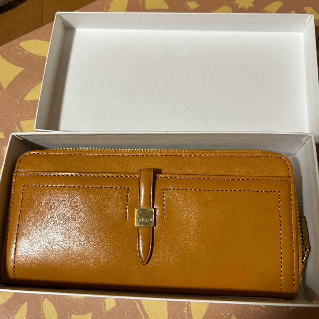 ダコタ　長財布　黄色に近いキャメル色　新品 未使用　外側にポケット2