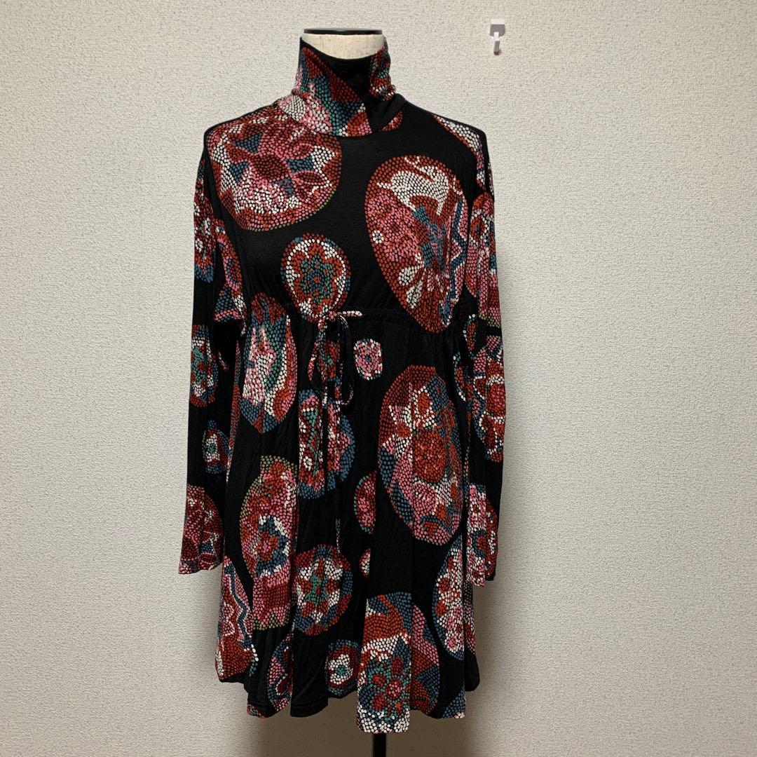 トクコプルミエヴォル セレブ 高級 上品 派手 個性的 人気 タートルネック