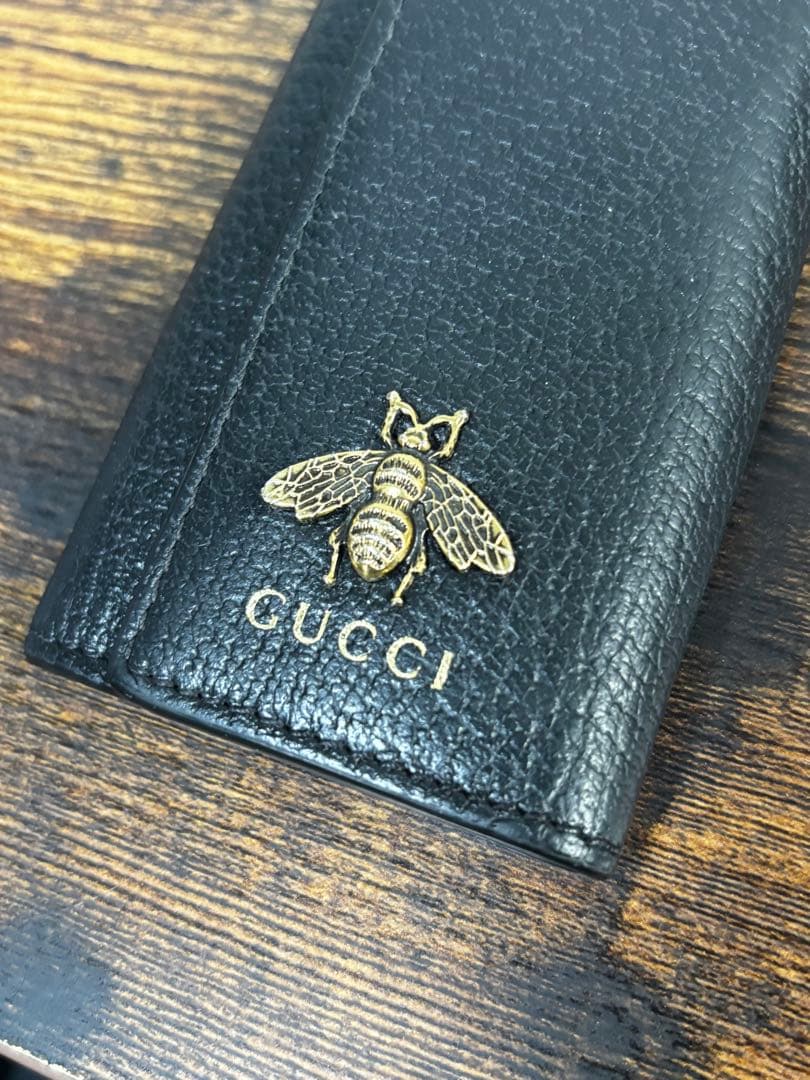 GUCCI ブラックレザーキーケース 蜂モチーフ