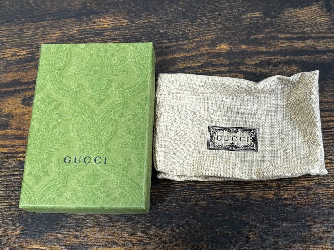 GUCCI ブラックレザーキーケース 蜂モチーフ
