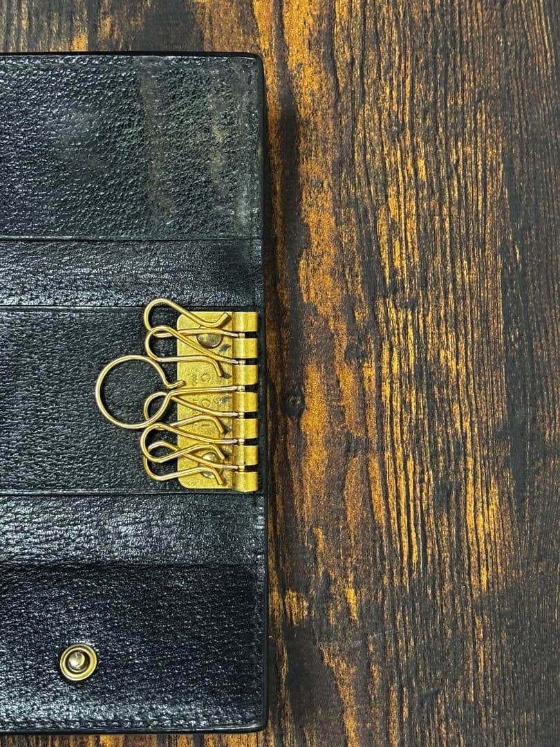 GUCCI ブラックレザーキーケース 蜂モチーフ