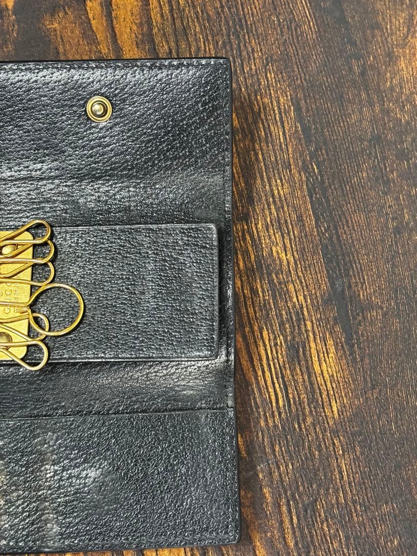 GUCCI ブラックレザーキーケース 蜂モチーフ