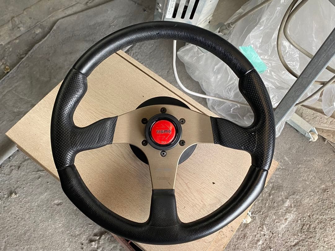 MOMO RACEステアリング・インプGRB装着ステアリングボス ホーンボタン付