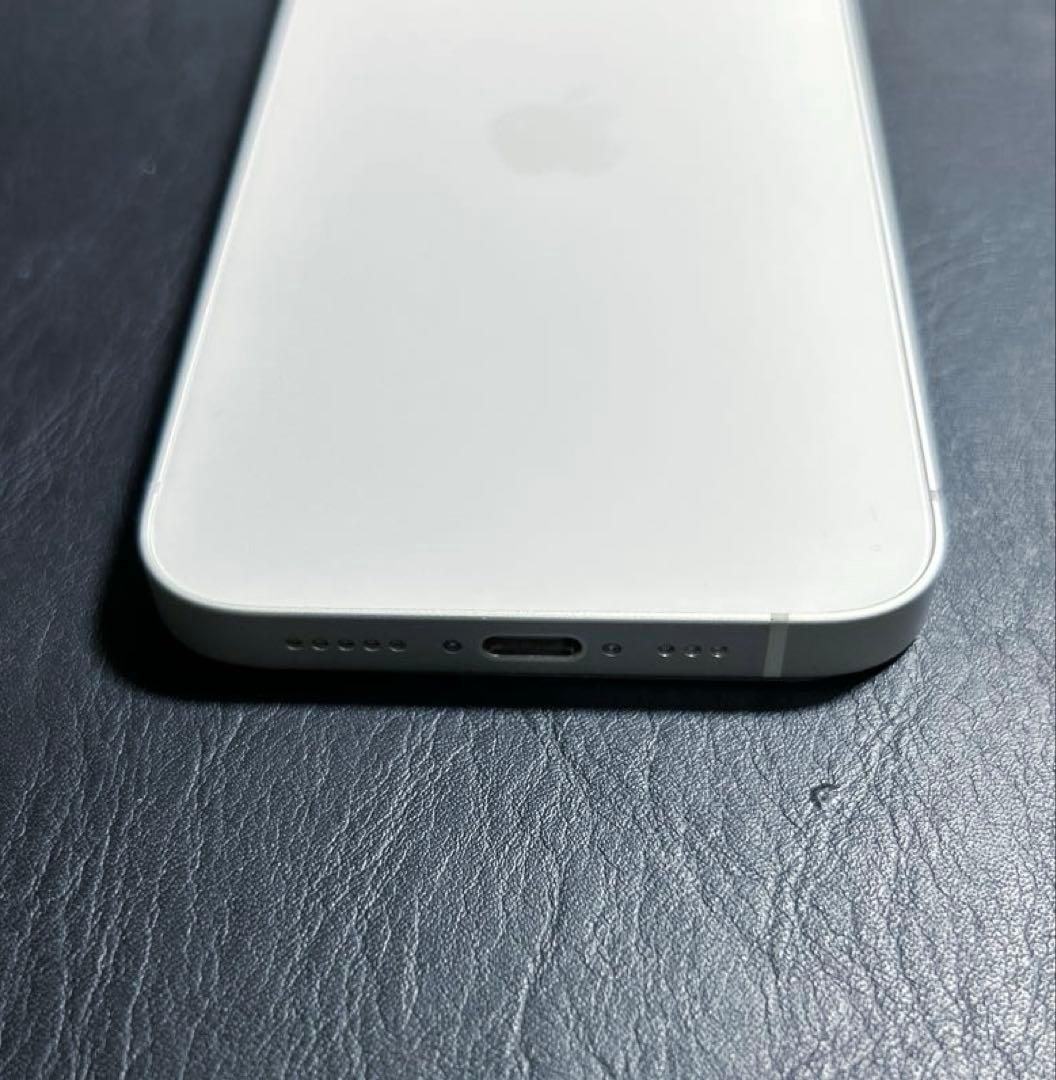 美品/iPhone 16e W/本体イヤホン/充電ケーブル/箱セット付/ケース付