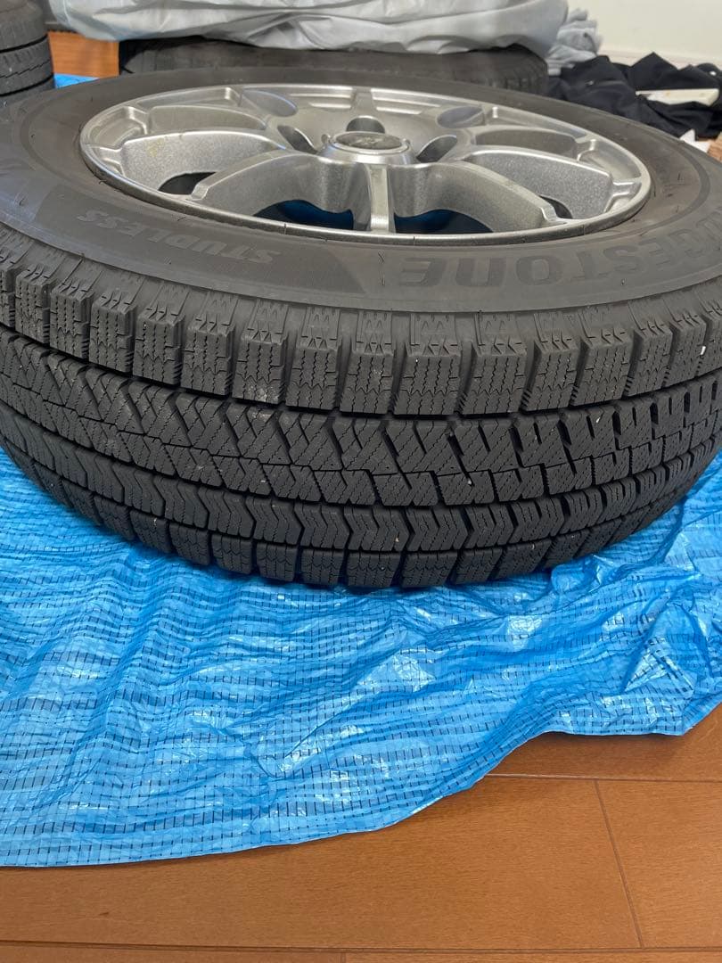 フリード　スタッドレスタイヤ 　ブリザックVRX2 185 65R 15