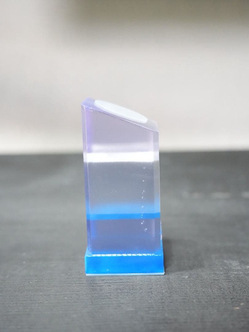 アイスクリアムントル 底面ブルー屈折 腕時計スタンド