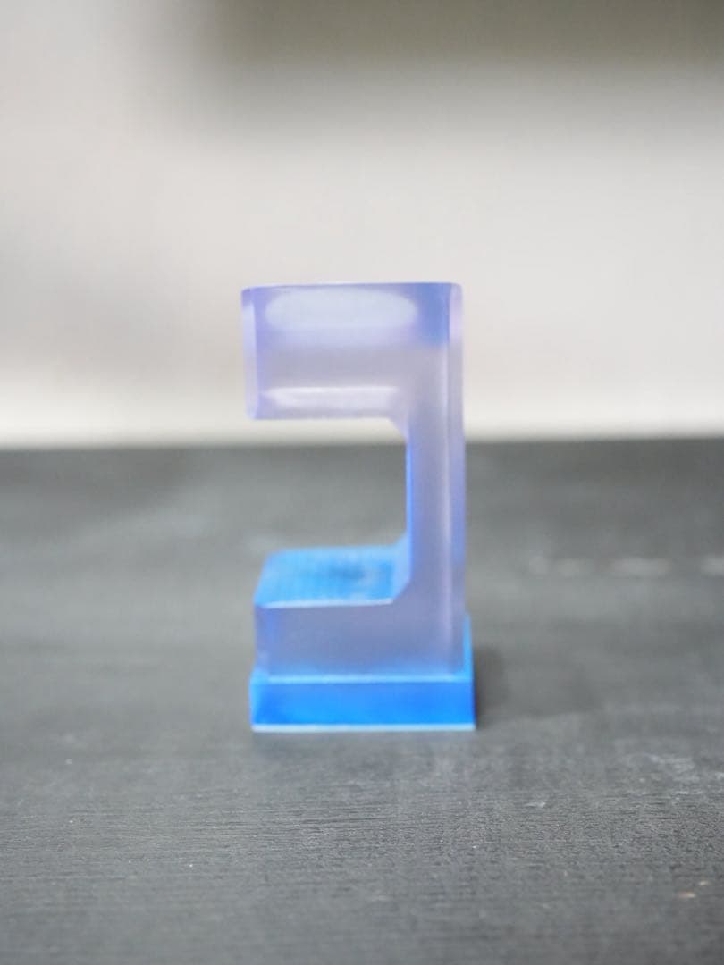 アイスクリアムントル 底面ブルー屈折 腕時計スタンド