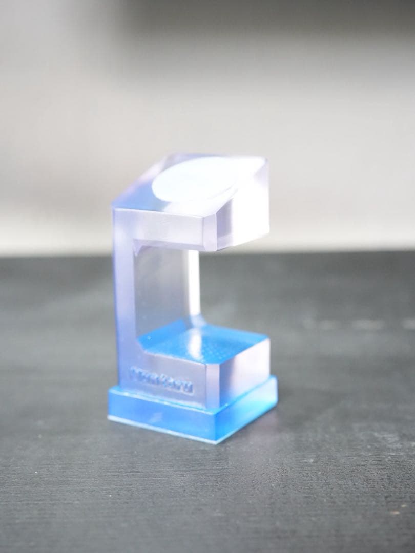 アイスクリアムントル 底面ブルー屈折 腕時計スタンド