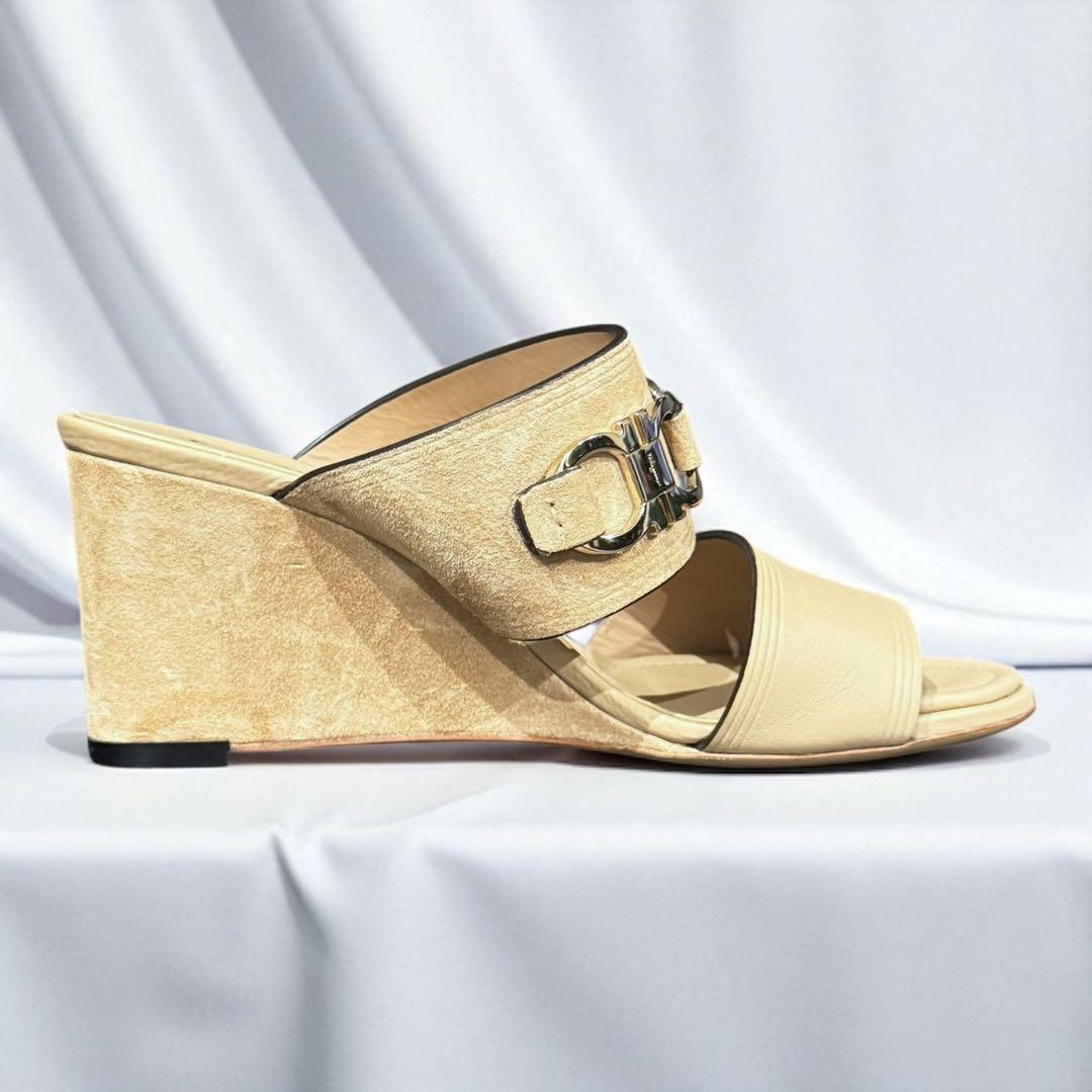 や*ん様 【美品】Salvatore Ferragamo ベージュサンダル　ガン