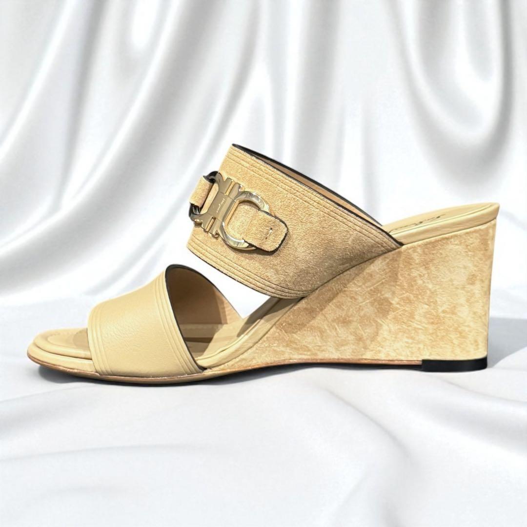 や*ん様 【美品】Salvatore Ferragamo ベージュサンダル　ガン