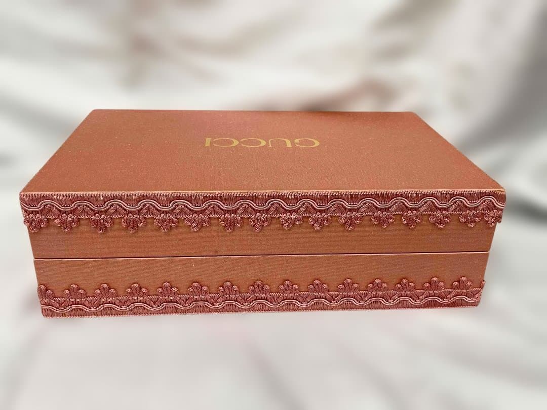 お*)様 GUCCI ポーチ 巾着 箱 グリーンサテン クラッチバッグ