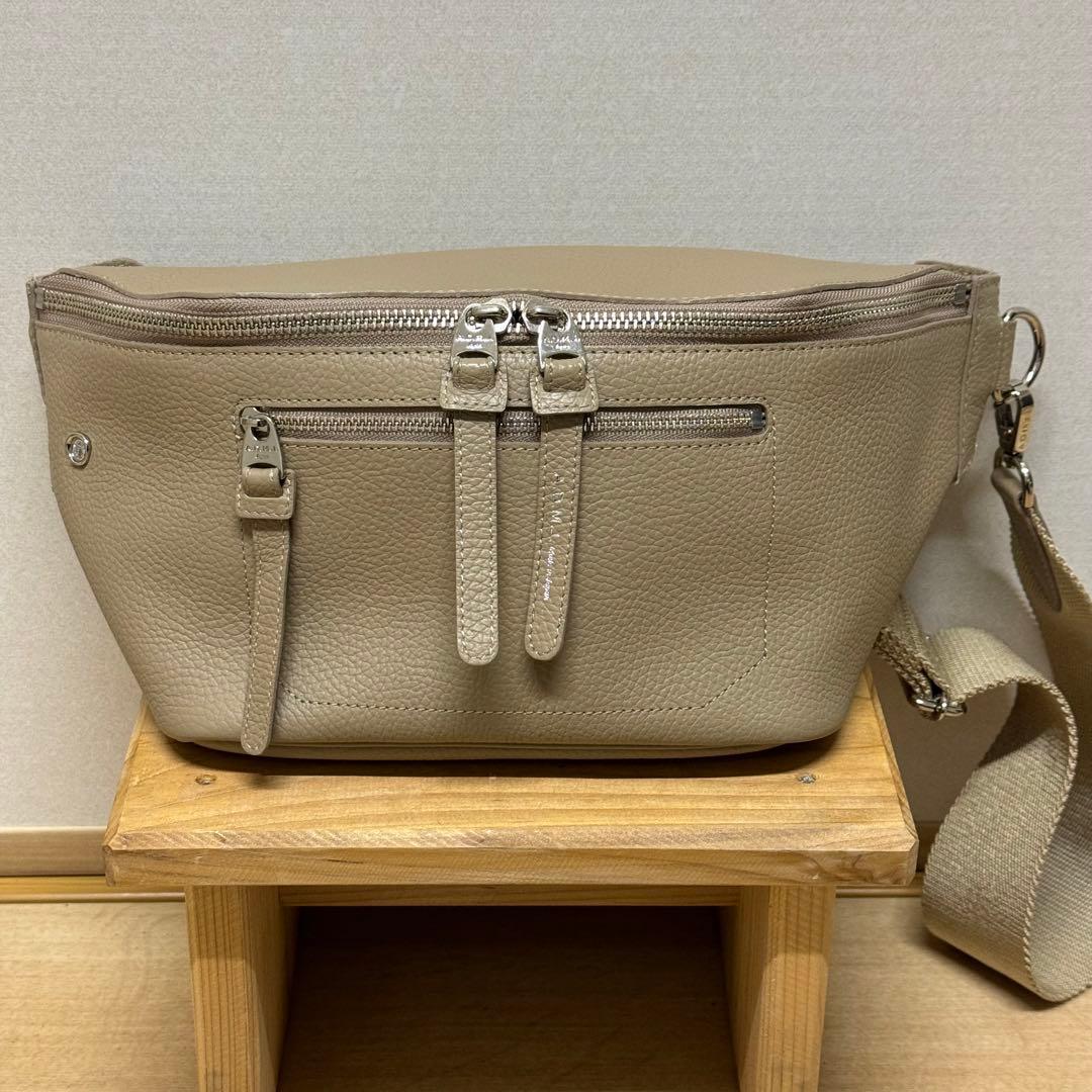 希少！A.D.M.J. 牛革シュリンク型押し　クロスボディバッグ　アク