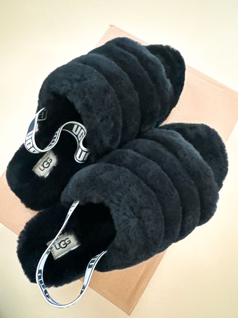 UGG 黒 ファーサンダル ストラップ付き