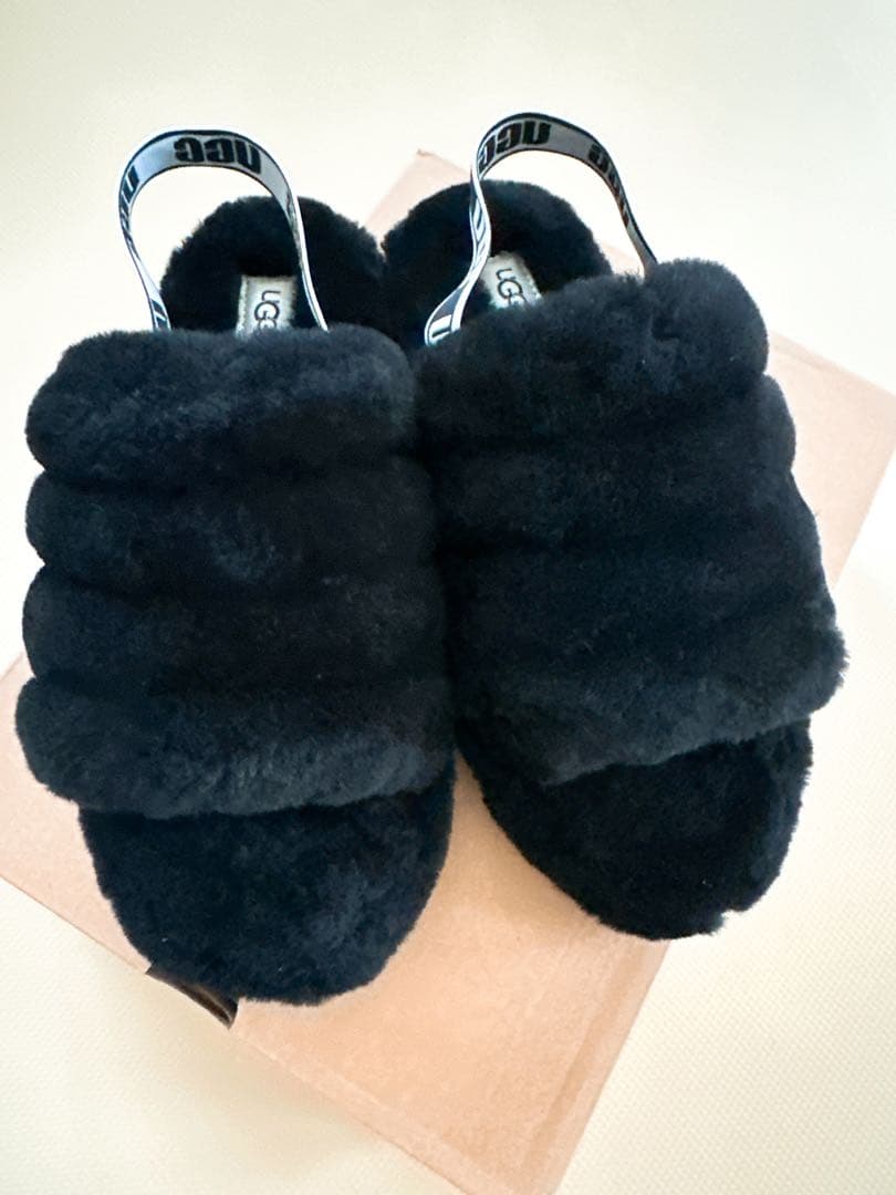 UGG 黒 ファーサンダル ストラップ付き