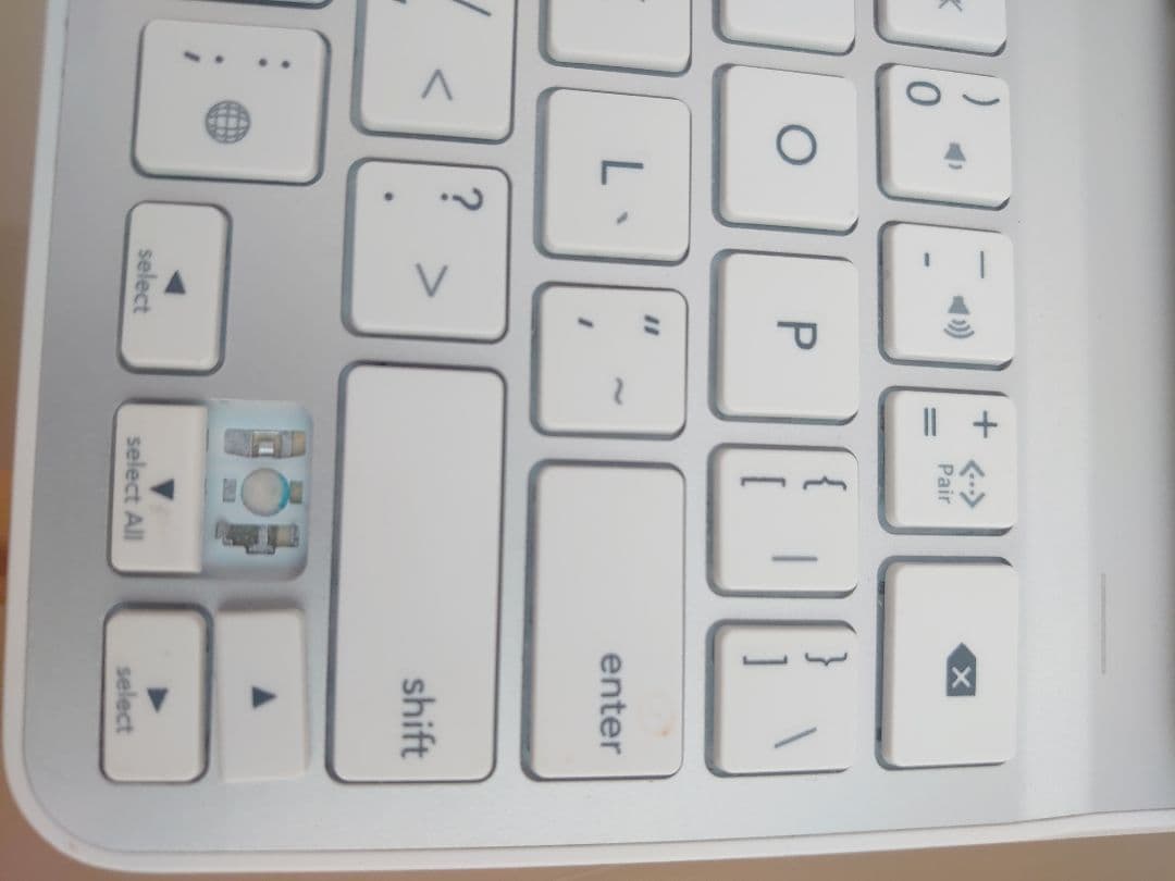 iPad Air 2、キーボード、赤色カバー付き