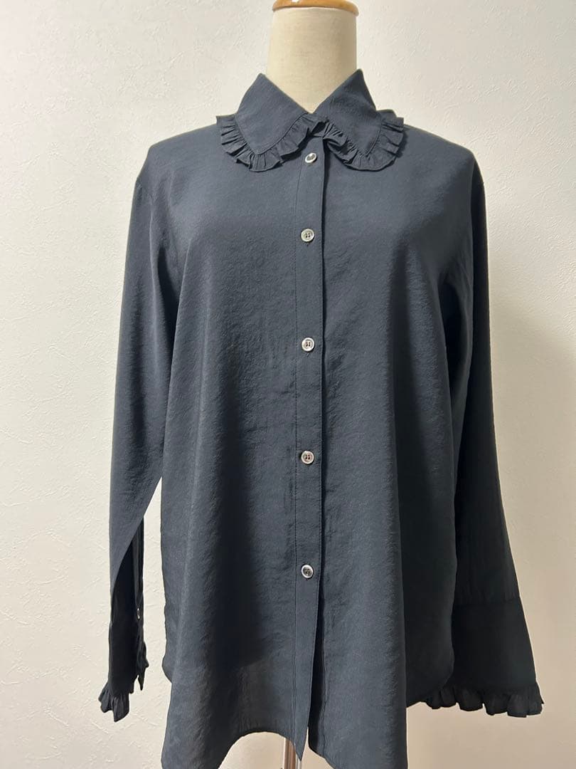 最終セール！完売　Spick and Span フリルカラーブラウス　黒ブラック