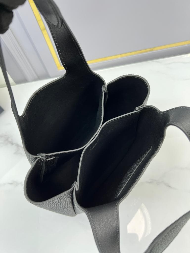 大人気！レザー　ハンドバッグ　ブラック