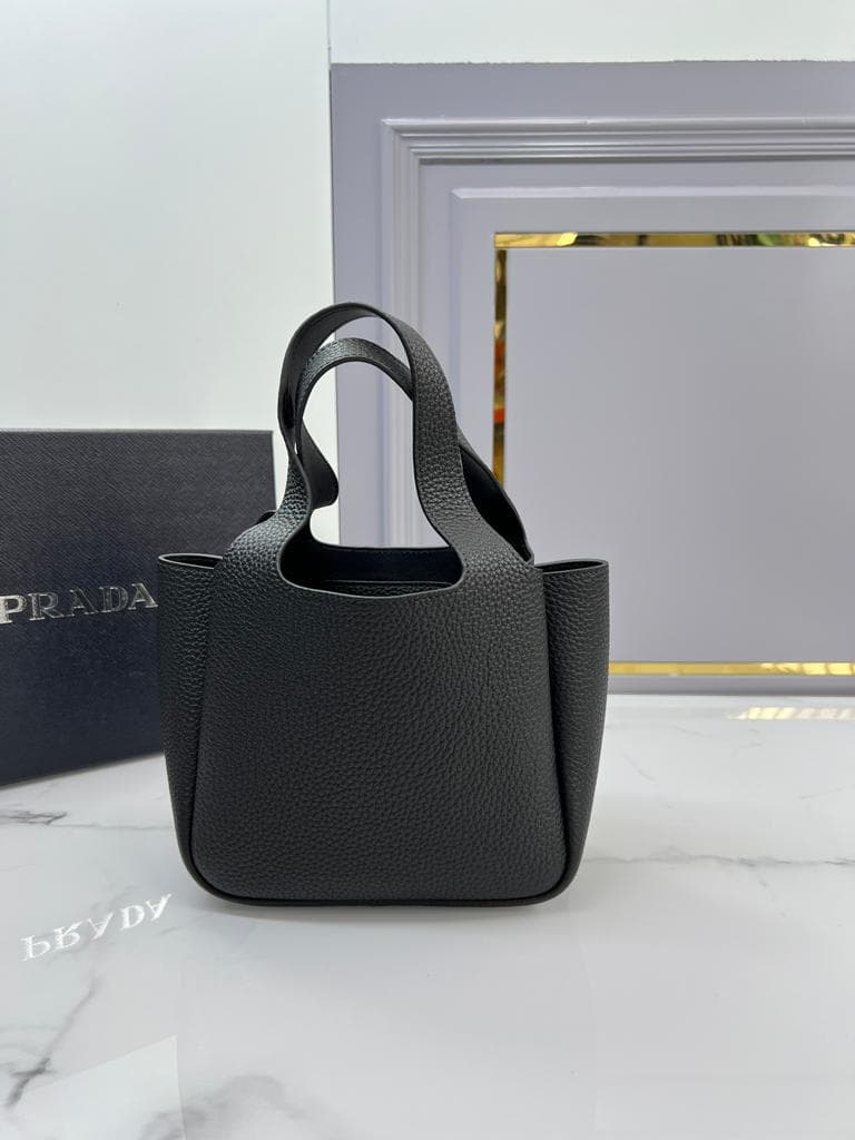 大人気！レザー　ハンドバッグ　ブラック