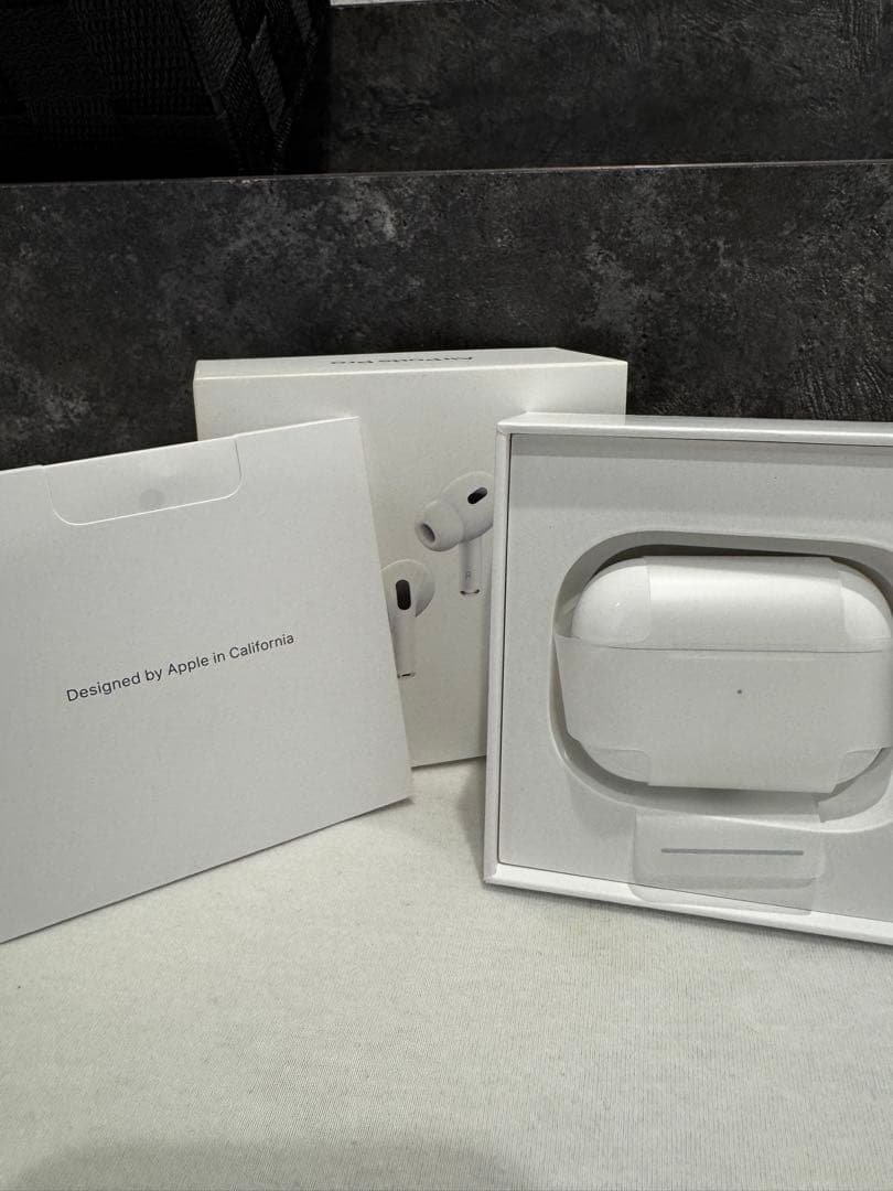 Apple AirPods Pro (第2世代) 本体と右耳