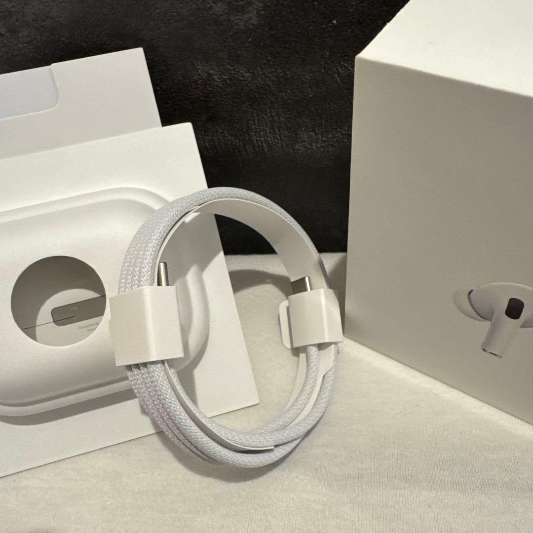 Apple AirPods Pro (第2世代) 本体と右耳