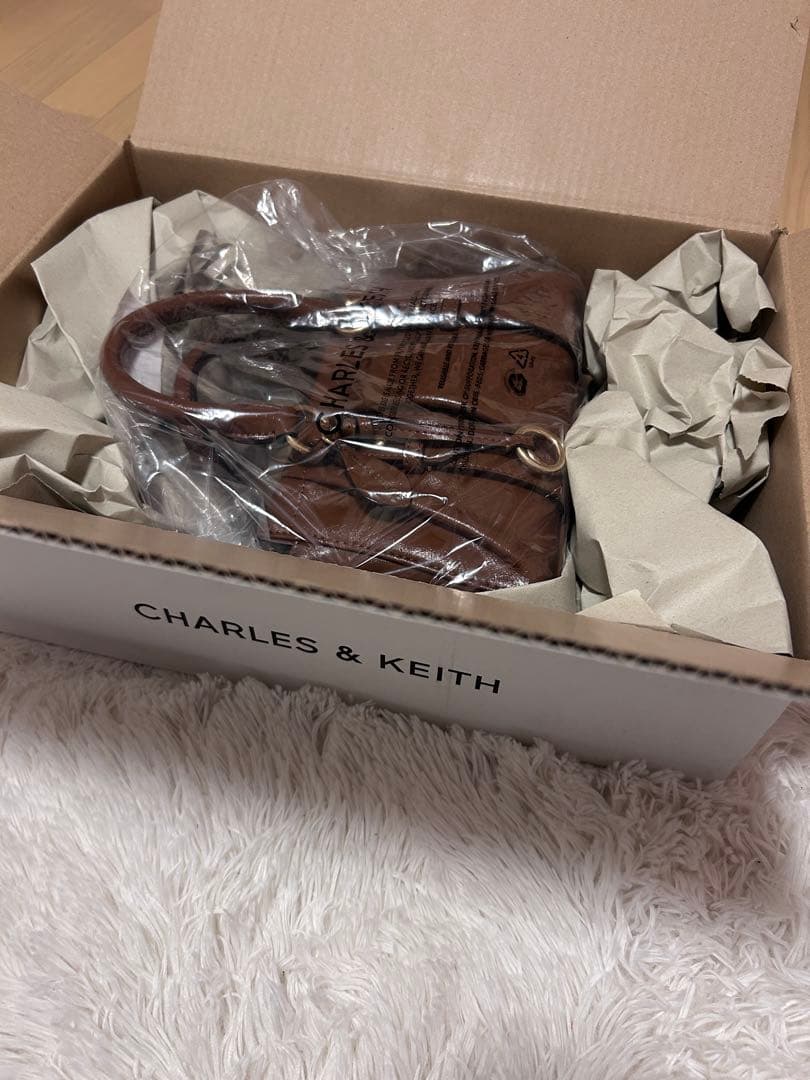 【新品】Charles&Keithブリットンルーシュドトップハンドルトートバッグ
