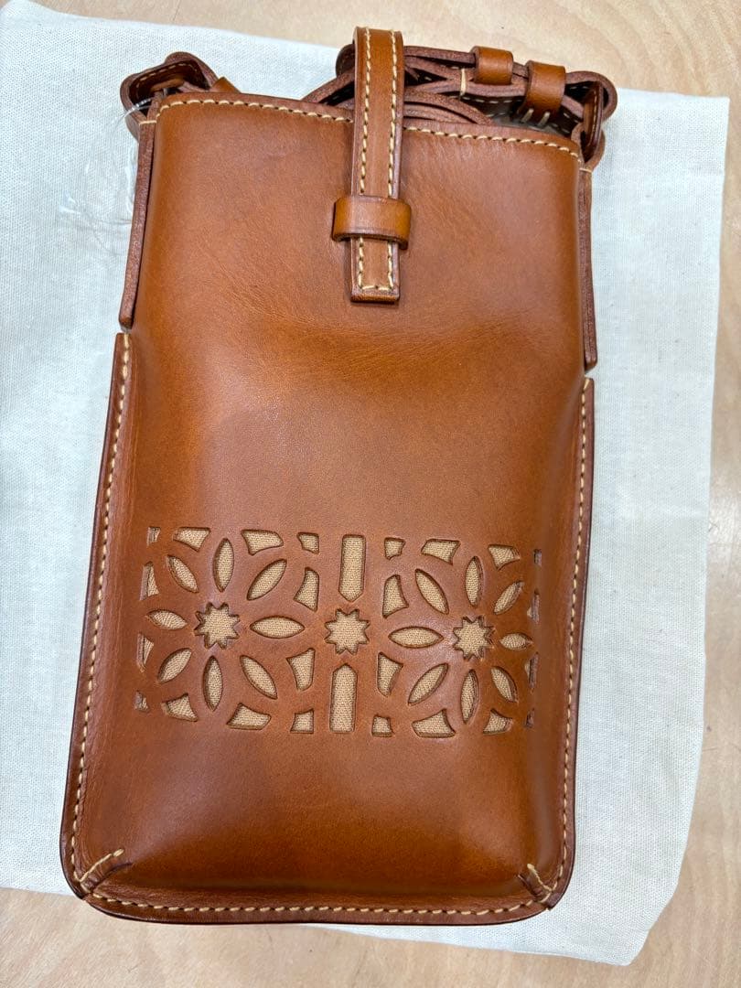 ゲンテン　genten カットワークレザー スマホショルダーバッグ ブラウン